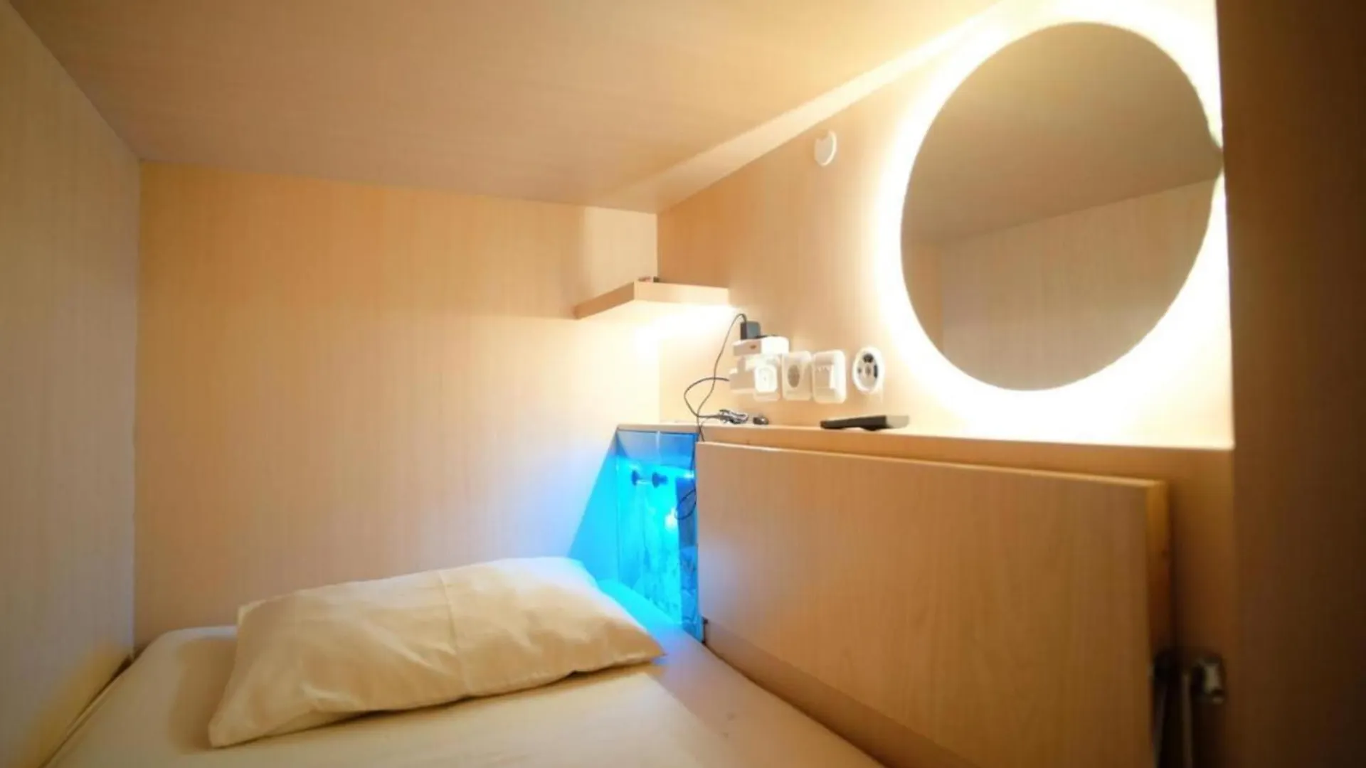 Honeycomb Capsule Hostel Near Burjuman And Sharaf Dg Metro Dubai
