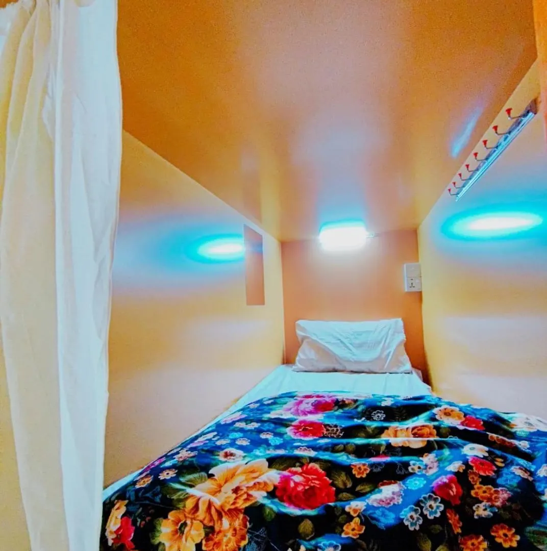 Honeycomb Capsule Hostel Near Burjuman And Sharaf Dg Metro Dubai